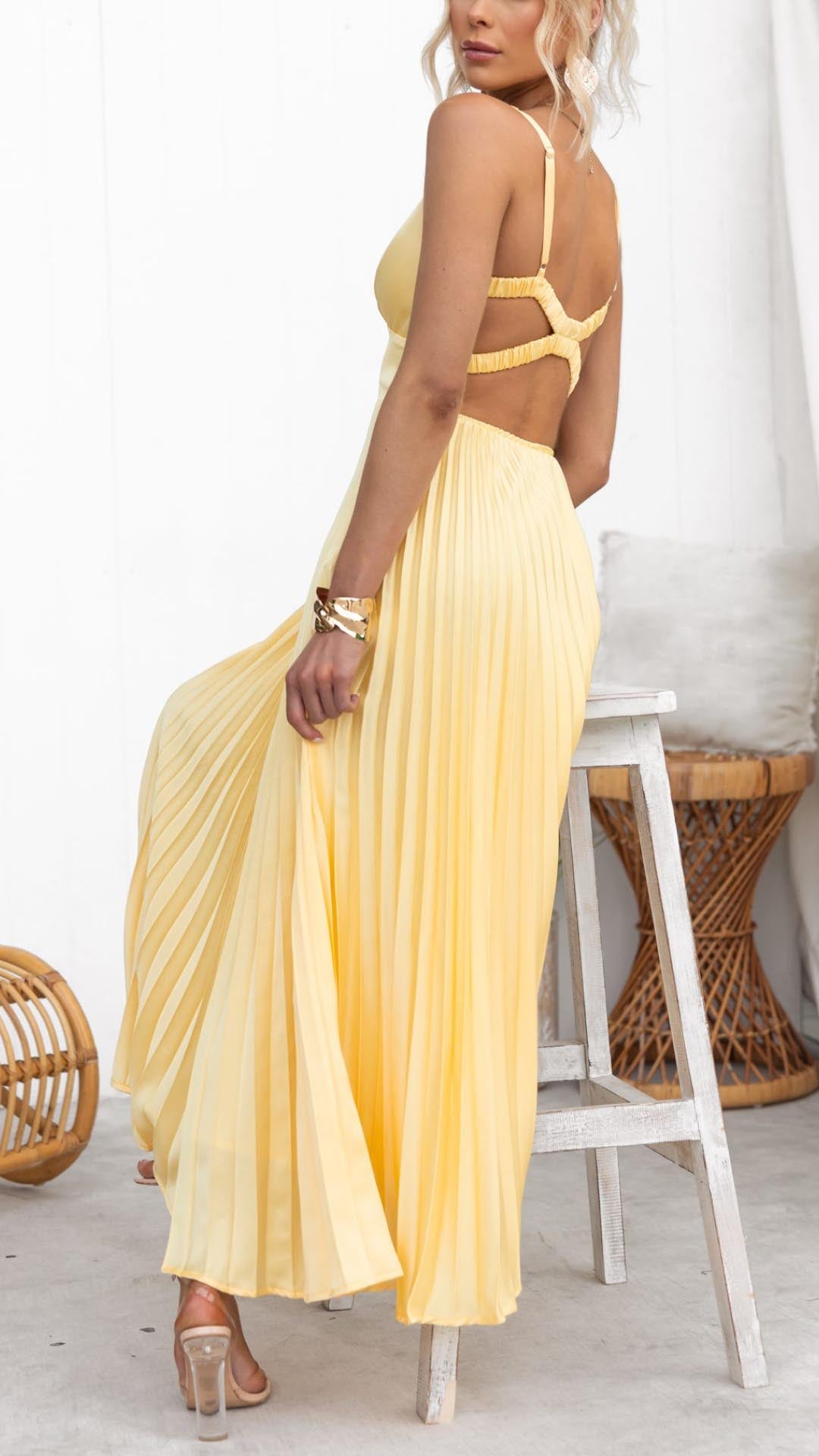 Eline™ | V-hals maxi jurk met plissé rok